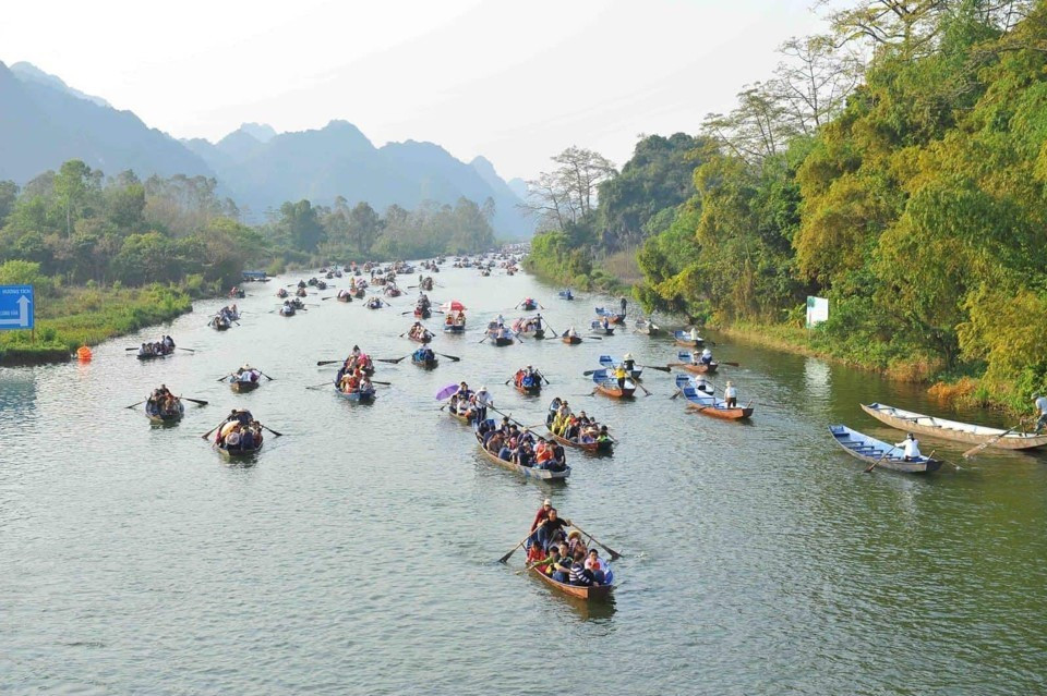 Mùa lễ hội chùa Hương 2023 đã đón hơn 1 triệu lượt khách tham quan, trẩy hội. Tổng doanh thu từ du lịch đạt khoảng 900 tỷ đồng/năm