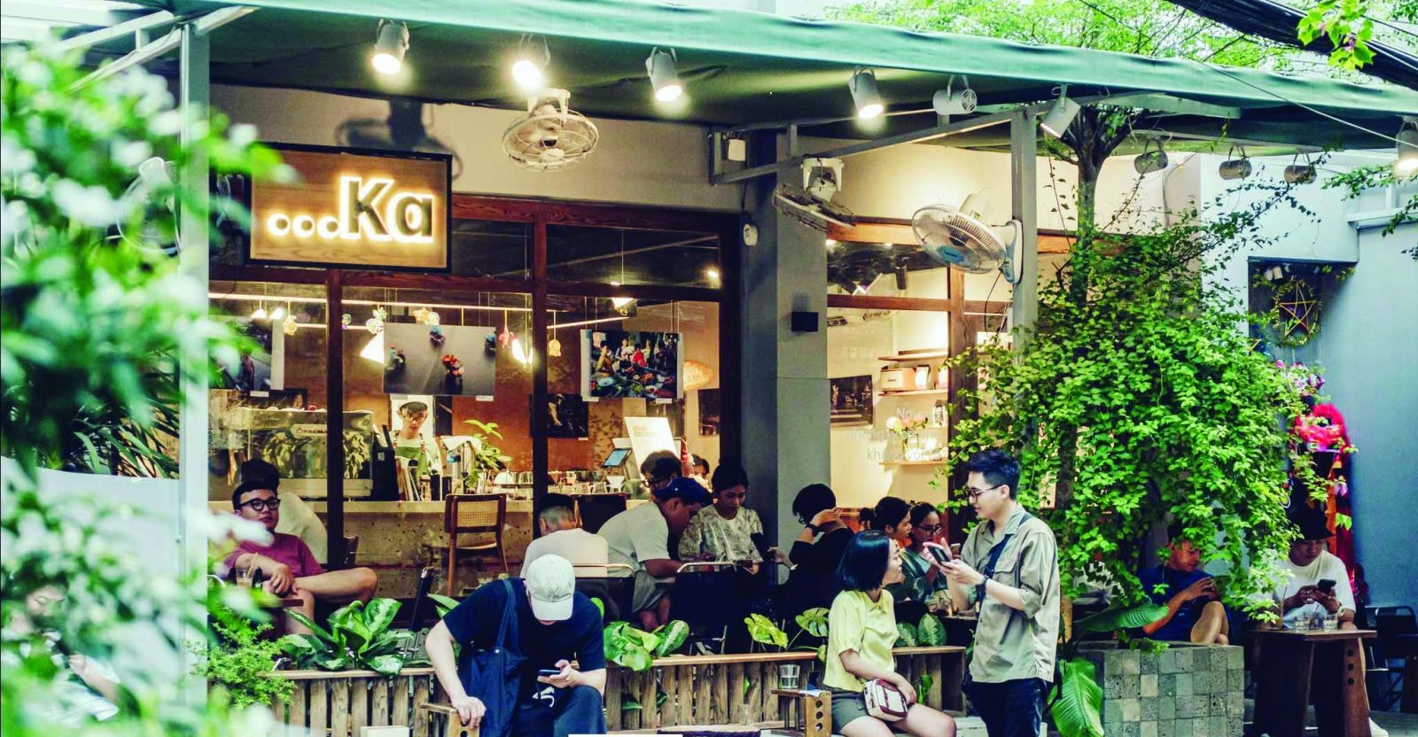 p/“Ka” là viết tắt cách điệu của chữ cafe, dấu “…” tượng trưng cho khoảng lặng, sự lắng nghe. Ảnh: Ken Design