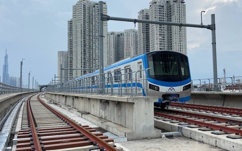 Dự án metro số 1 dài 19,7km, gồm 2,6km đi ngầm và 17,1km đi trên cao. Tổng mức đầu tư sau khi được điều chỉnh là 43.700 tỷ đồng. Dự án có lộ trình đi qua các quận 1, Bình Thạnh, TP Thủ Đức (TP.HCM) và Dĩ An (Bình Dương).