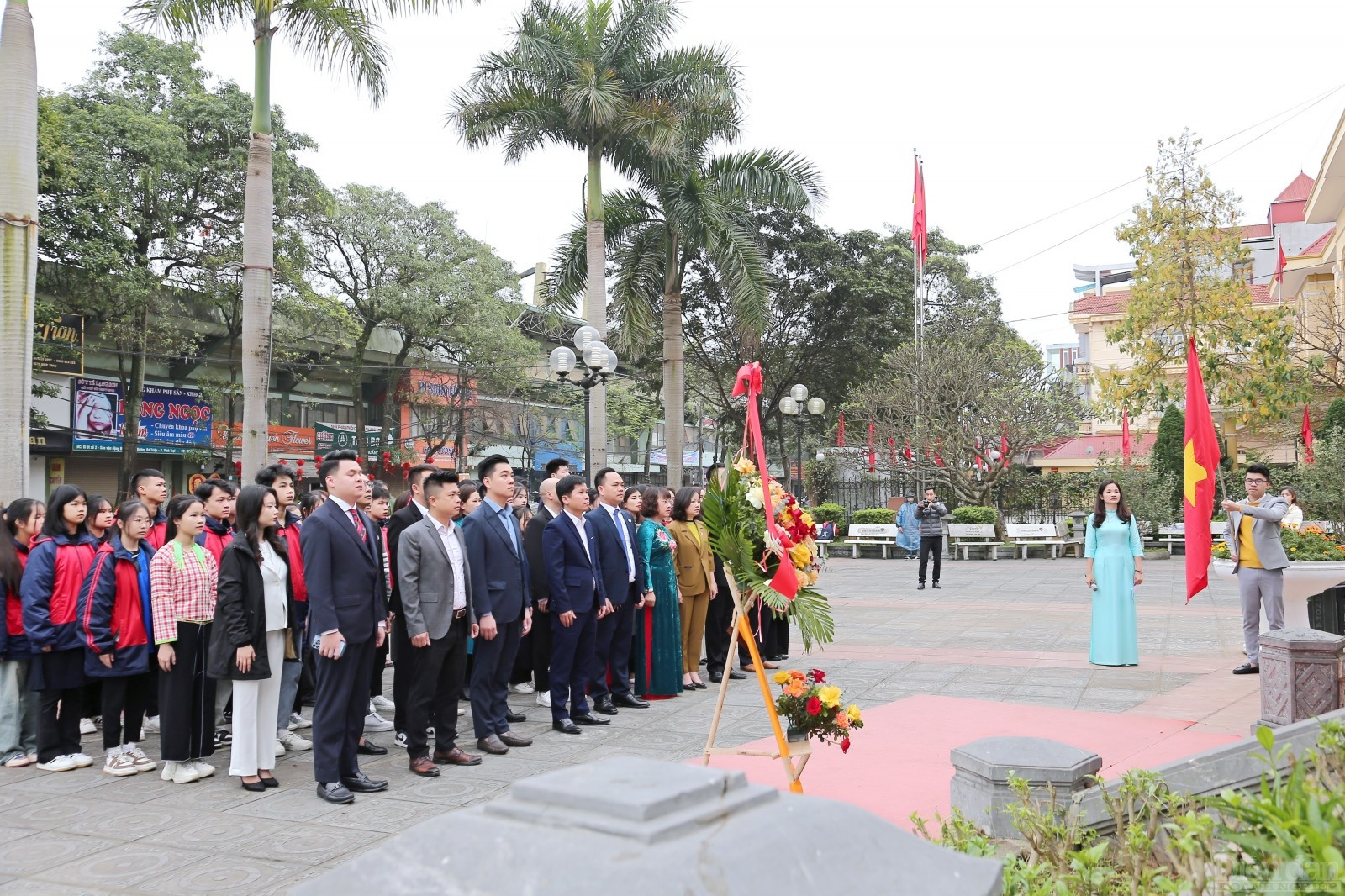 đồng chí Đoàn Thanh Sơn, Phó Chủ tịch UBND tỉnh; lãnh đạo Hiệp hội Doanh nghiệp tỉnh; lãnh đạo các sở, ban, ngành, đoàn thể của tỉnh cùng đại diện trên 100 doanh nghiệp, hợp tác xã trên địa bàn tỉnh.