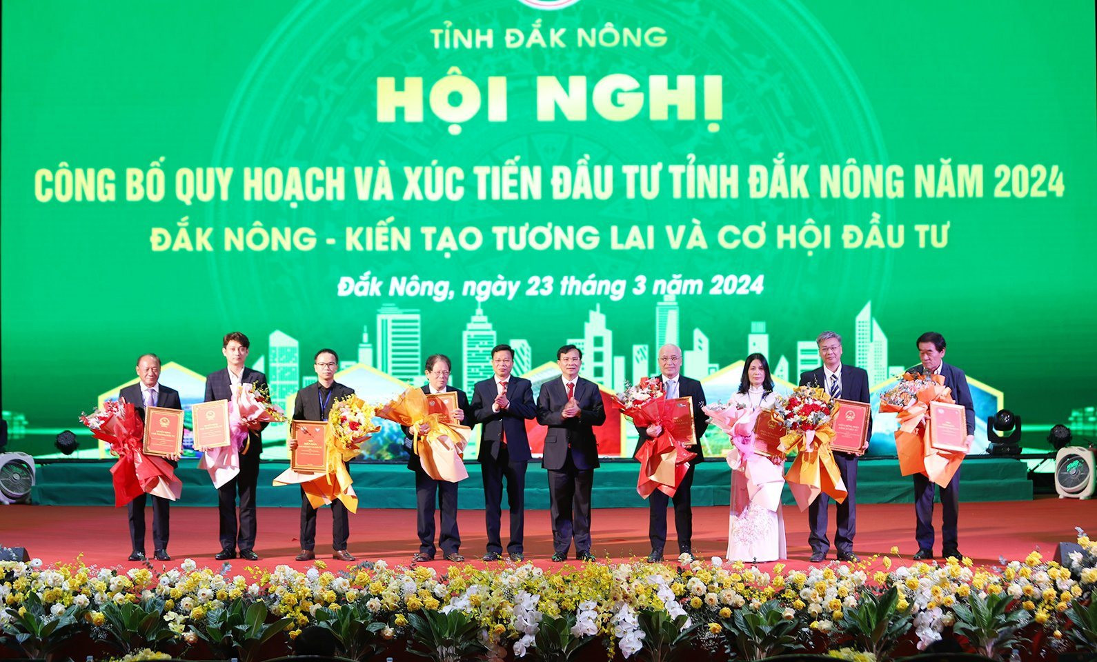 Lãnh đạo tỉnh Đắk Nông trao các bản chứng nhận đăng ký đầu tư và bản ghi nhớ hợp tác đối với các nhà đầu tư với tổng số vốn đăng ký đầu tư hàng nghìn tỷ đồng.