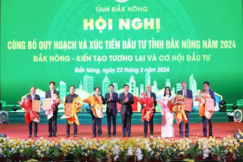 Lãnh đạo tỉnh Đăk Nông trao chứng nhận đầu tư cho doanh nghiệp