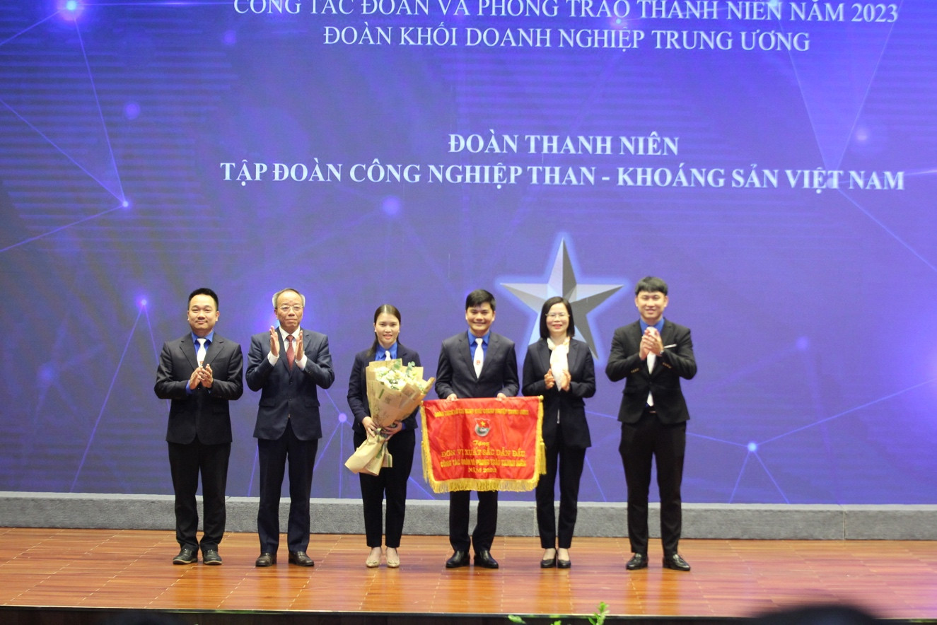 Đoàn Thanh niên TKV nhận cờ xuất sắc dẫn đầu năm 2022 và năm 2023