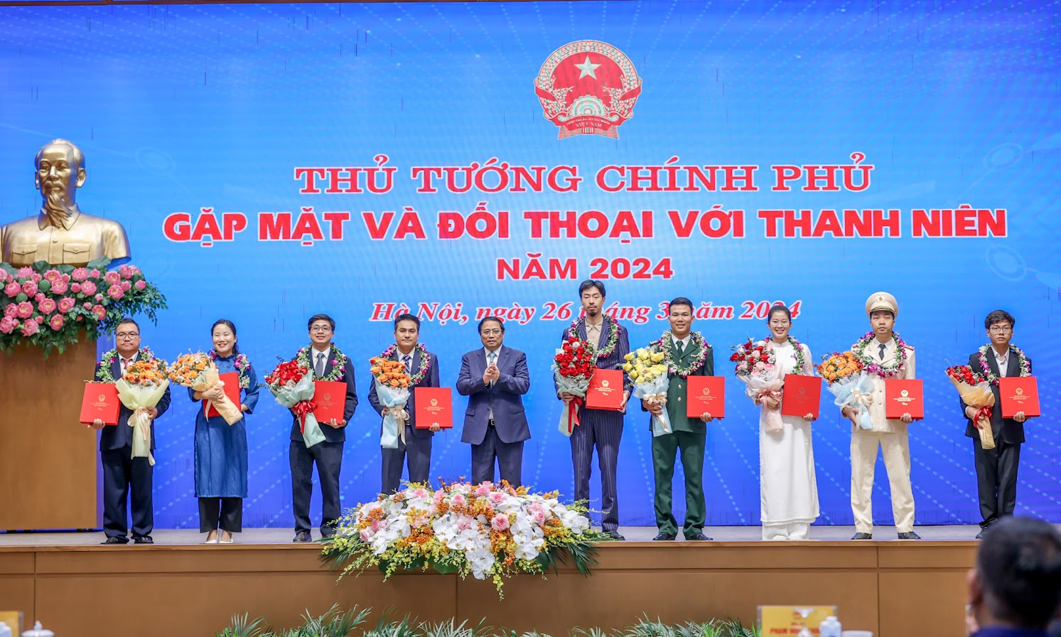 Thủ tướng chúc mừng các gương mặt trẻ tiêu biểu. Ảnh VGP/Nhật Bắc