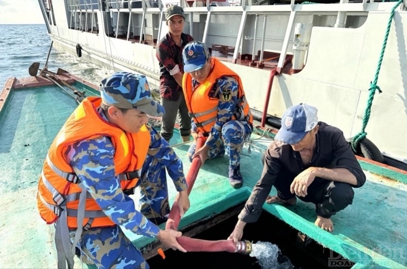 Cán bộ, chiến sĩ Tàu 526 và Trung đoàn 551 bơm nước vào khoang tàu cá để bà con vận chuyển lên đảo