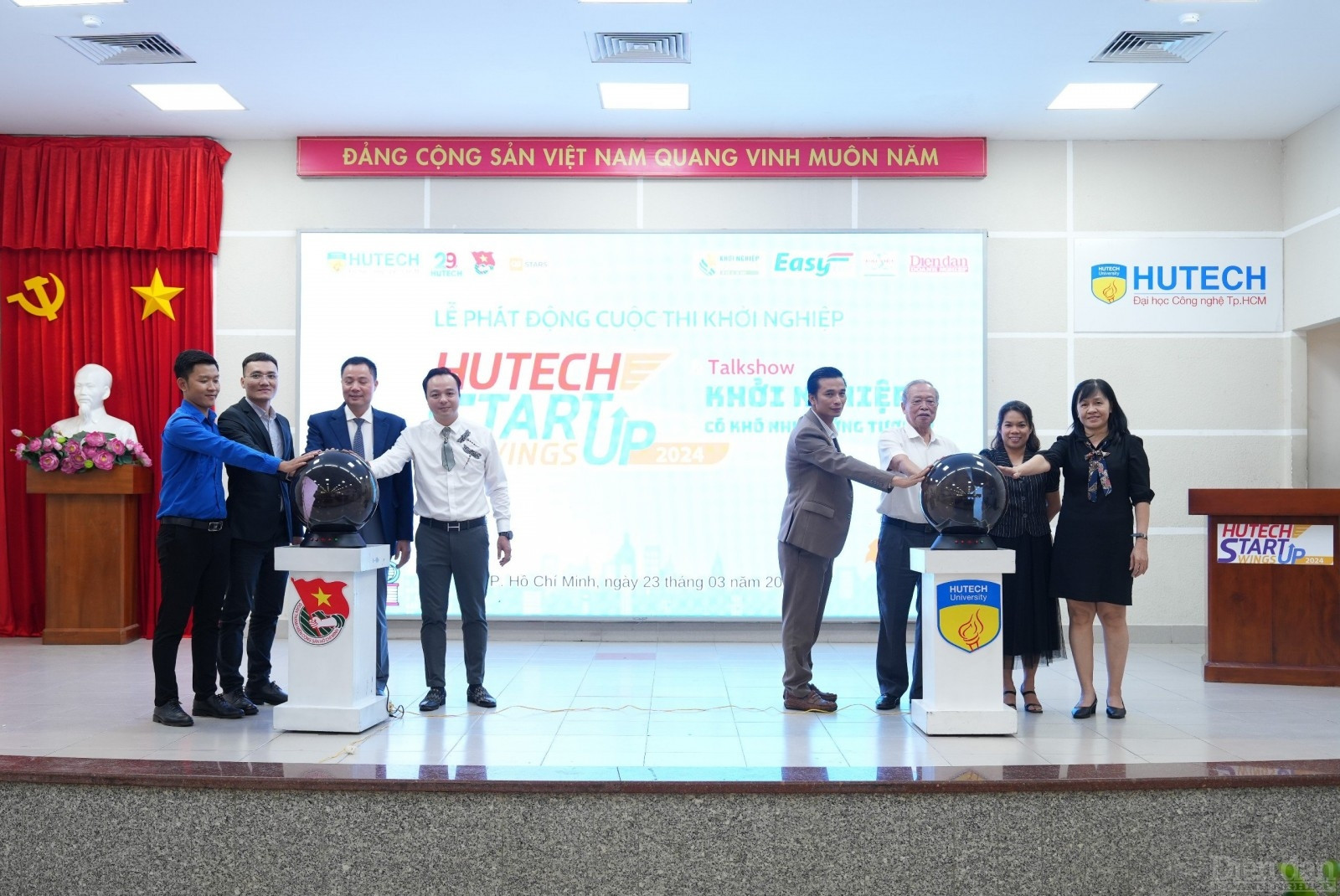 Nhà trường và đại diện các doanh nghiệp thực hiện nghi thức khởi động HUTECH Startup Wings 2024