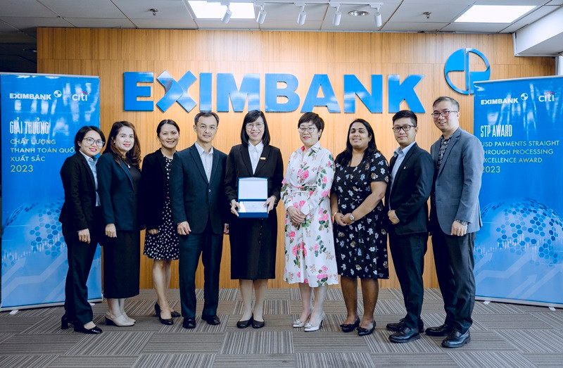 Bà Nguyễn Thị Hồng Phúc - Phó Giám Đốc phụ trách Khối Vận Hành Eximbank tiếp nhận giải thưởng này từ bà Lại Minh Thúy, Giám đốc Khối Giải pháp Tài chính và Tài trợ Thương Mại của Citi.