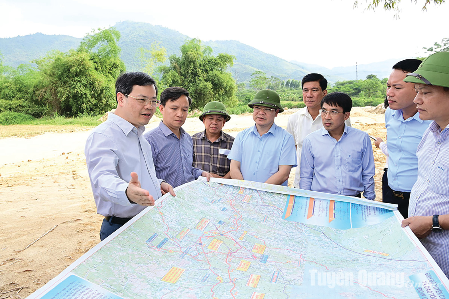  Chủ tịch UBND tỉnh Tuyên Quang Nguyễn Văn Sơn kiểm tra công trường thi công đường từ Khu du lịch Suối khoáng Mỹ Lâm đến Quốc lộ 2D kết nối với đường cao tốc Tuyên Quang - Phú Thọ.