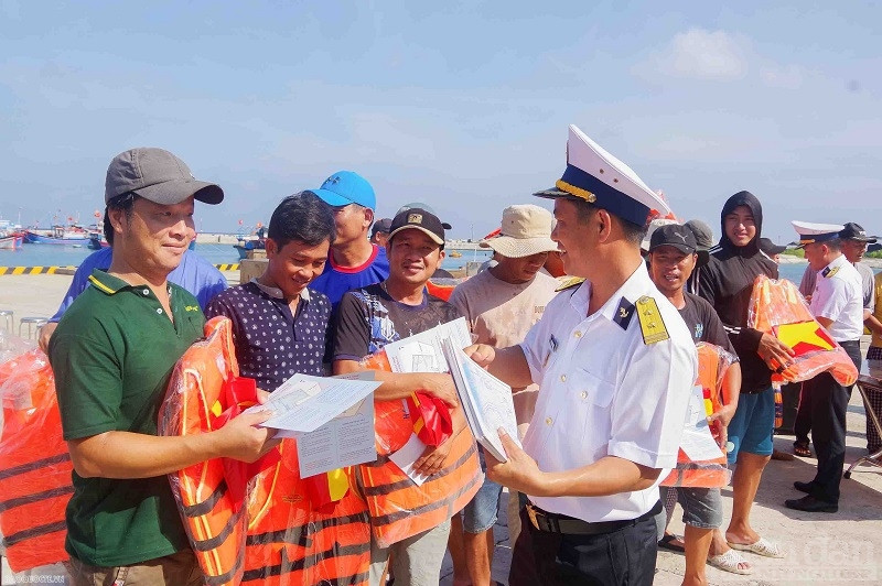 Đảo Trường Sa, Âu tàu Trường Sa tặng cờ Tổ quốc, áo phao cho ngư dân vào neo đậu tại Âu tàu Trường Sa (Ảnh Đình Diệu)