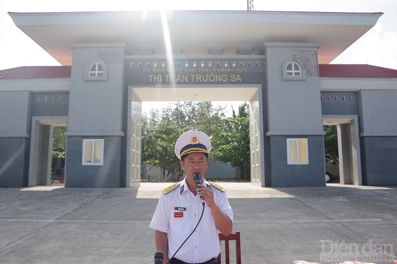 Đồng chí Chỉ huy trưởng Đảo Trường Sa tuyên truyền các quy định của Pháp luật, nội quy, quy định của Đảo cho ngư dân (Ảnh Đình Diệu)