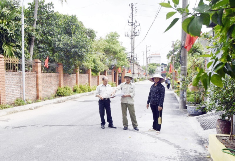 Ban Giám sát đầu tư của cộng đồng khu phố Vĩnh Hồng (phường Mạo Khê, TX Đông Triều) giám sát việc nâng cấp, thi công tuyến đường trục chính ở khu phố (Ảnh; Báo Quảng Ninh)