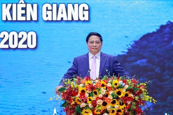 Thủ tướng Chính phủ Phạm Minh Chính yêu cầu Văn phòng Chính phủ và các cơ quan liên quan tổng hợp đầy đủ, tiếp thu tối đa các ý kiến xác đáng, sớm dự thảo Thông báo kết luận Hội nghị trình Thủ tướng Chính phủ ban hành để thống nhất thực hiện; đồng thời giao Bộ KH&ĐT, các cơ quan xây dựng Đề án mới về phát triển Phú Quốc để đề xuất cấp có thẩm quyền, đưa Phú Quốc phát triển nhanh, bền vững hơn trên nền tảng khoa học công nghệ, đổi mới sáng tạo, khởi nghiệp, phát huy nội lực, con người Phú Quốc và Kiên Giang...