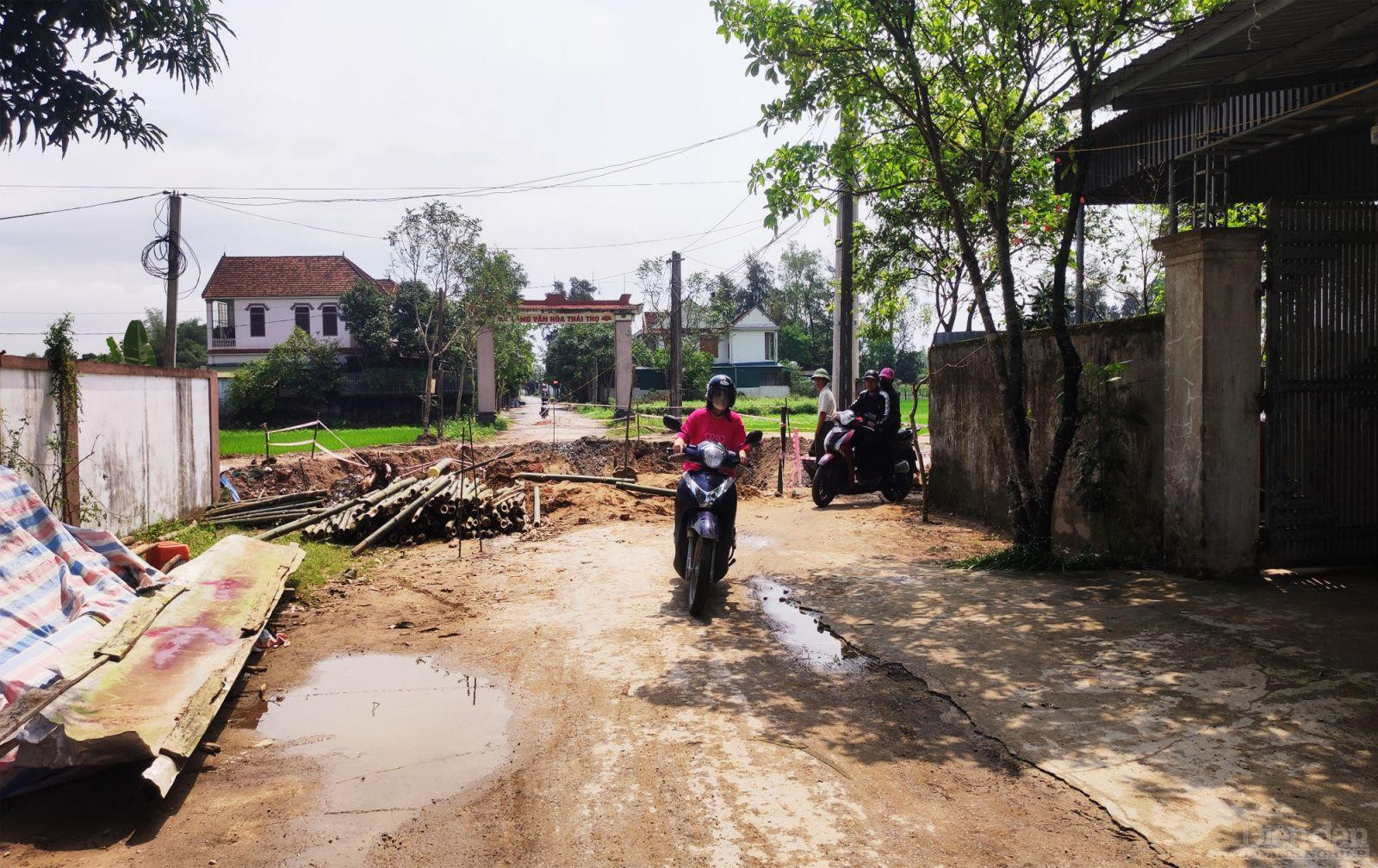 Sau phản ánh của Diễn đàn Doanh nghiệp, Công ty CP Đầu tư và Thương mại 679 đã khắc phục, xử lý đường tạm cho các phương tiện lưu thông qua lại (Ảnh chụp vào sáng ngày 29/3/2024)