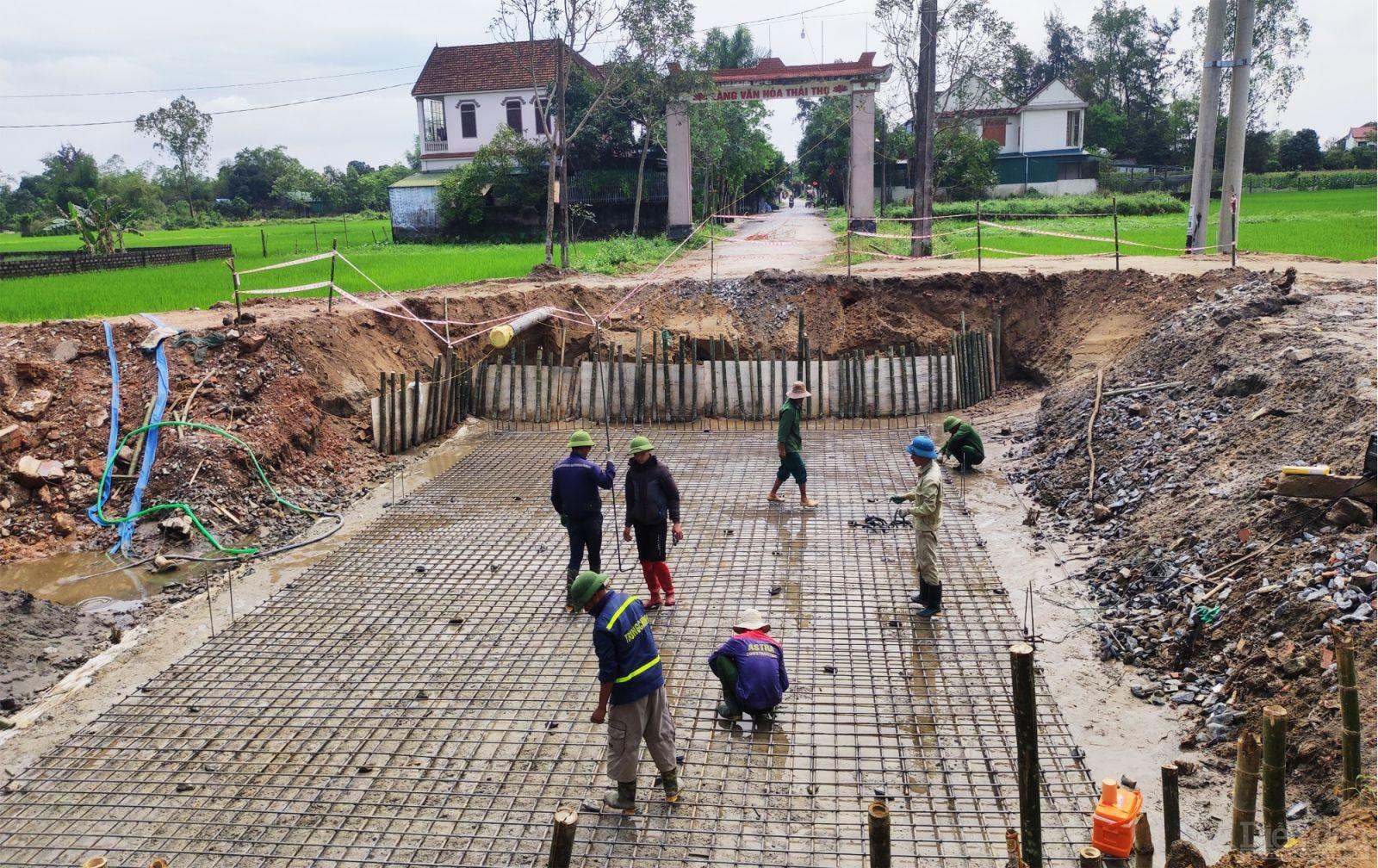 Quá trình triển khai thi công dự án cải tạo, nâng cấp các tuyến kênh và hạ tầng giao thông phục vụ sản xuất lúa xã Nghi Thái đoạn qua cầu Đồng Cấm, xóm Thái Thọ đã gây ảnh hưởng đến hoạt động sản xuất, kinh doanh của doanh nghiệp và nhân dân trên địa bàn (Ảnh chụp vào sáng ngày 29/3/2024)