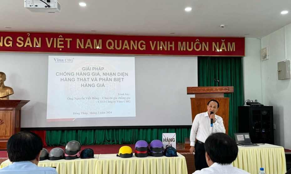 ông Nguyễn Viết Hồng - TGĐ Vina CHG đã giới thiệu hệ sinh thái chống hàng giả toàn diện cho các doanh nghiệp và cơ quan quản lý nhà nước trong công tác kiểm tra, giám sát, điều tra xử lý hàng giả 