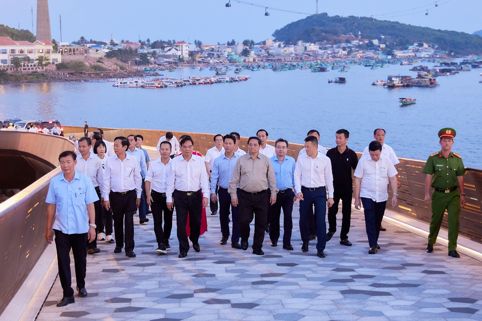 Chiều cùng ngày, đoàn công tác cũng đã có chuyến khảo sát Cầu Hôn - biểu tượng mới của du lịch Phú Quốc và nằm ở vị trí trung tâm của tổ hợp giải trí Thị trấn Hoàng hôn - Sunset Town. Ảnh Minh Khánh