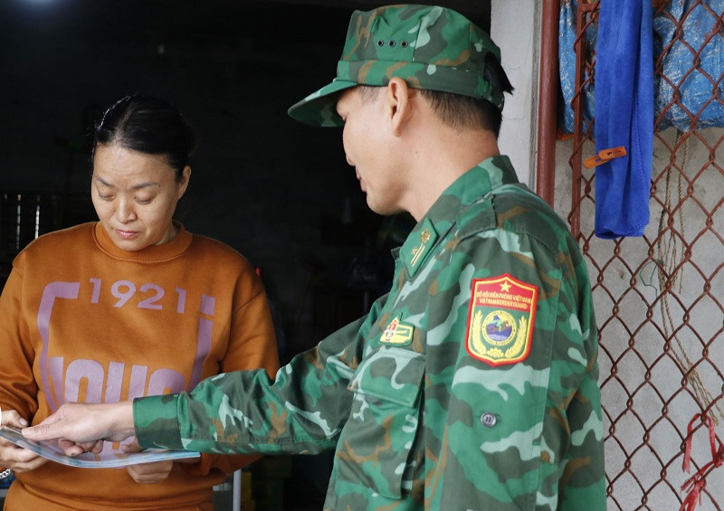 Cán bộ, chiến sĩ còn tuyên truyền tới chủ phương tiện các quy định về chống khai thác IUU (Ảnh minh họa)