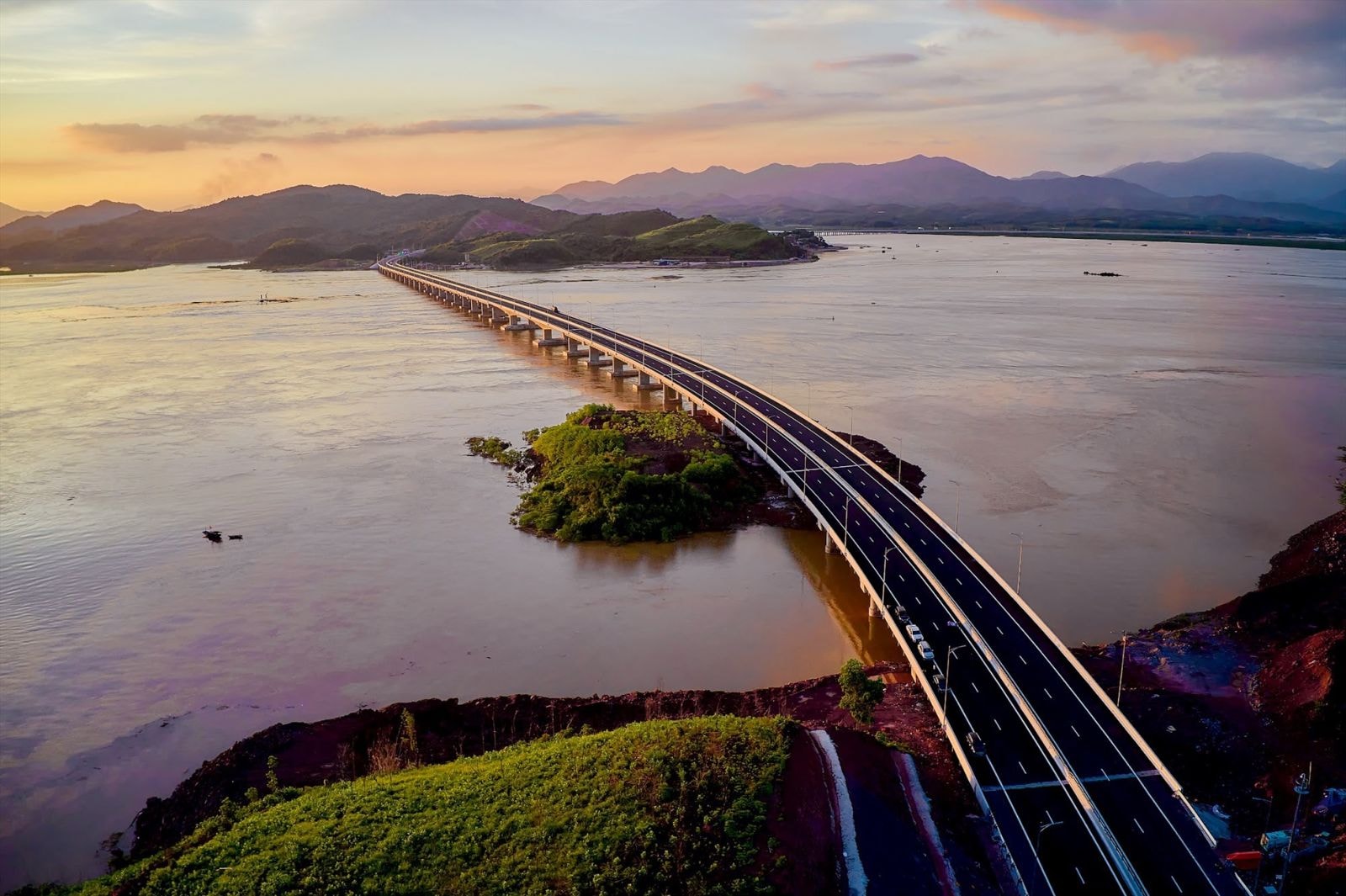Vân Đồn có thể kết nối tới mọi vùng miền, khu vực nhờ bộ ba đường bộ - đường không – đường thủy. Ảnh: CĐT