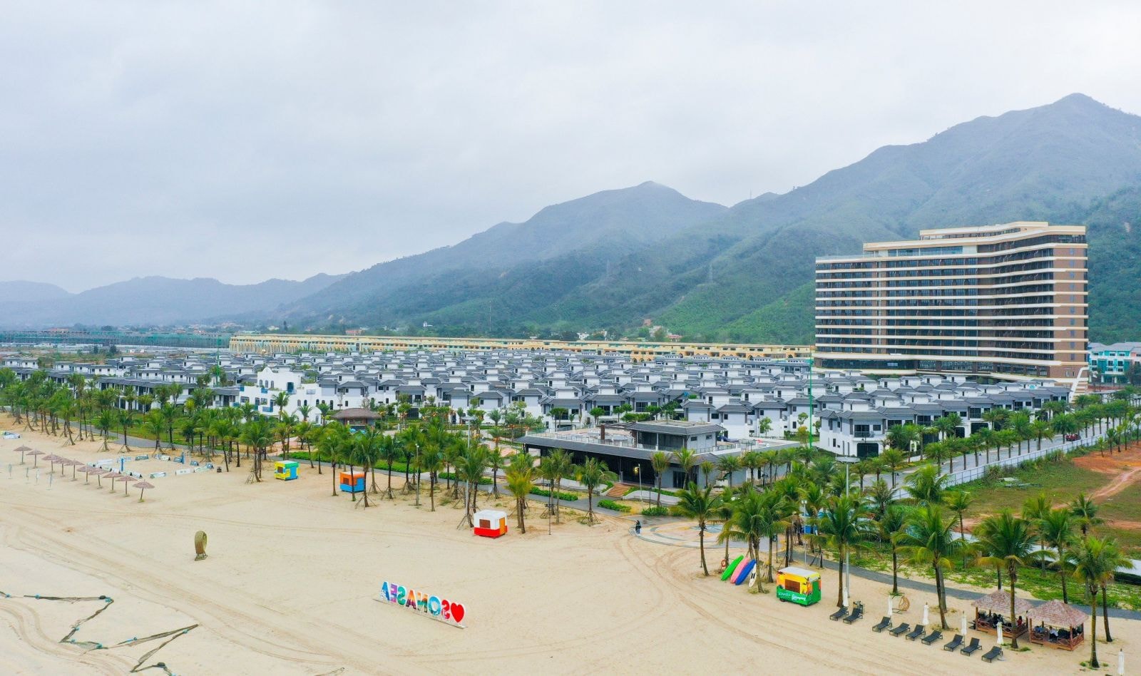 Những công trình “All in One” tiên phong như khu tổ hợp nghỉ dưỡng Sonasea Vân Đồn Harbor City giúp Vân Đồn có thêm tiềm lực đón tiếp tệp du khách cao cấp. Ảnh: CEO Group
