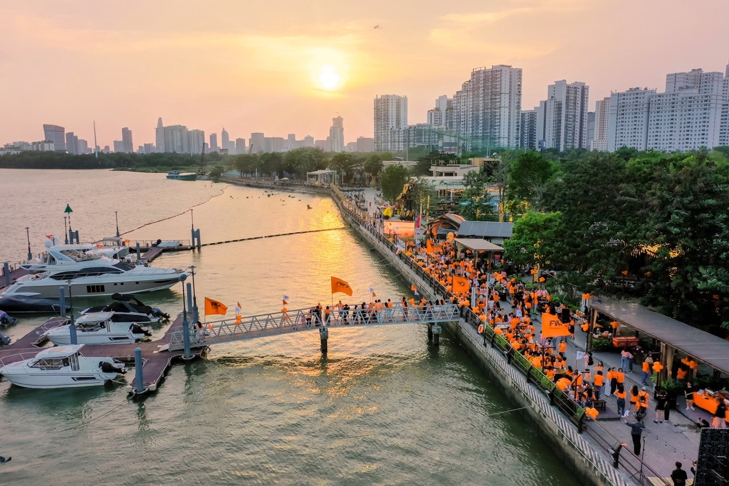 Chiến dịch “Sống đầy cùng FWD Bảo hiểm dễ hiểu” lấy cảm hứng từ thời điểm vàng trong ngày để lan tỏa tinh thần sống trọn vẹn những khát khao ngay hôm nay.