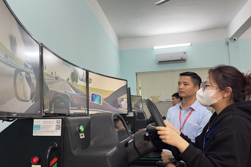 Học viên học lái xe ô tô trên cabin điện tử (Ảnh: Báo Quảng Ninh)