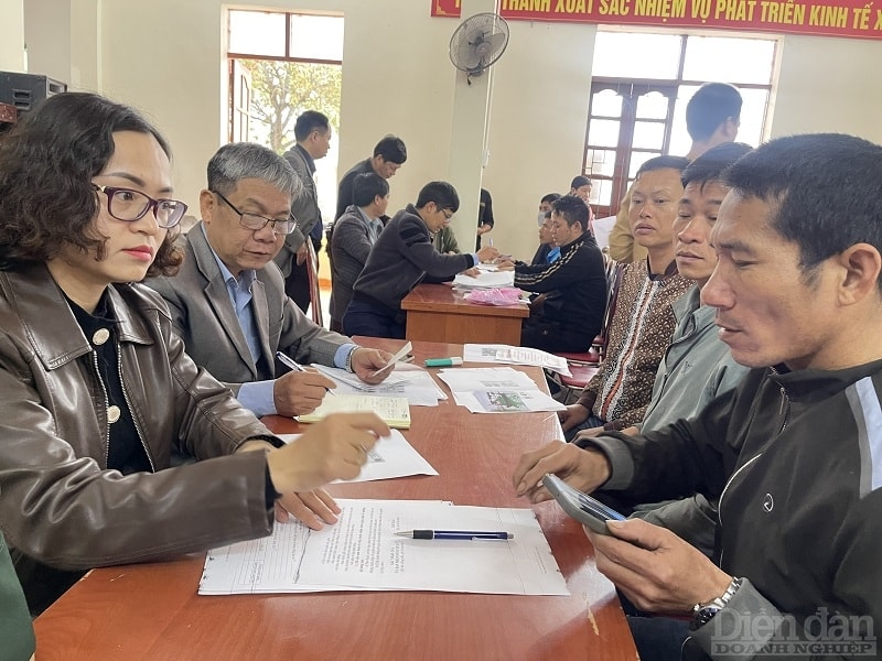 Chi cục Thủy sản cũng hướng dẫn chủ các phương tiện nhỏ, chưa đủ các giấy đăng ký, đăng kiểm hoặc hết hạn các giấy phép làm các thủ tục, hoàn thiện giấy tờ theo quy định