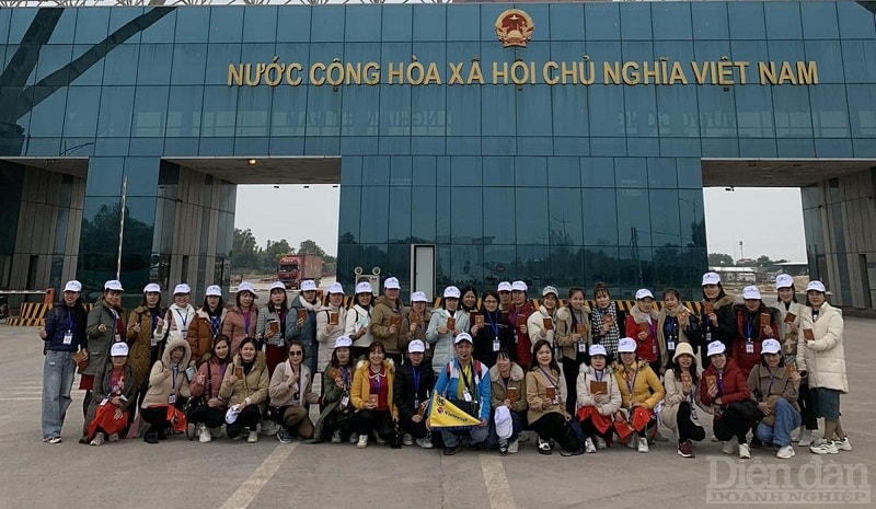 Khách du lịch check-in tại khu vực cửa khẩu Móng Cái