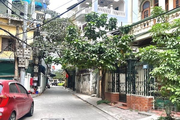 Giá chung cư tăng cao đột biến khiến không ít người dân chuyển hướng sang tìm mua nhà trong ngõ. Ảnh:VA