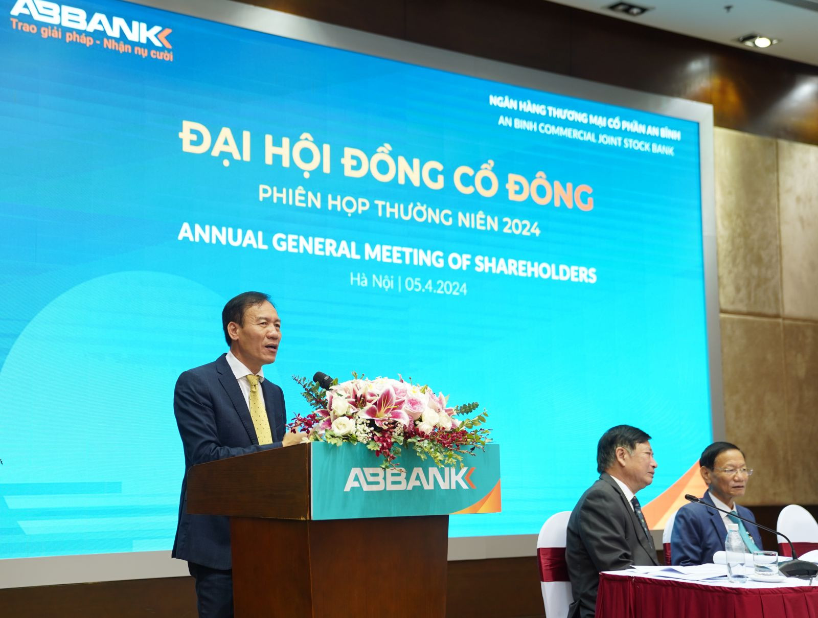 Chủ tịch HĐQT ABBank - Ông Đào Mạnh Kháng cùng đoàn chủ toạ khai mạc Đại hội Cổ đông ABBank 2024