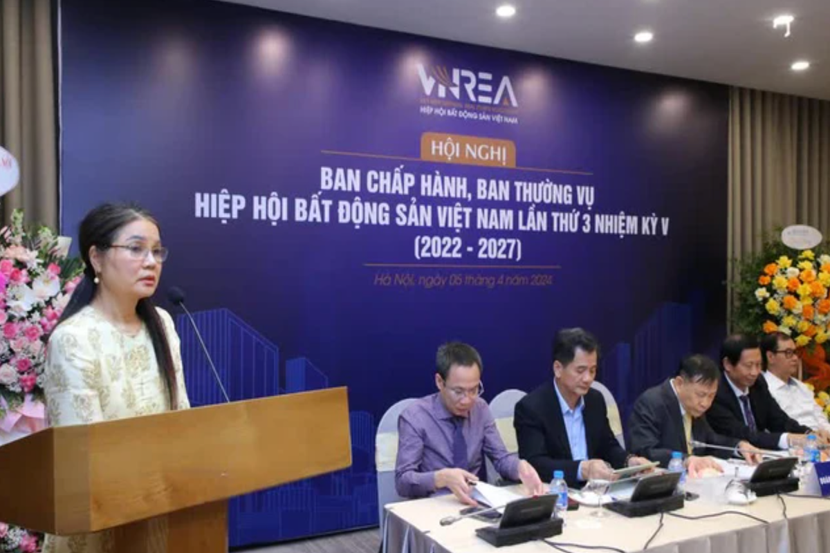 Bà Tô Thị Hạnh - Ủy viên Ban Thường vụ VNREA chia sẻ về các nút thắt lớn trong cải tạo chung cư cũ.