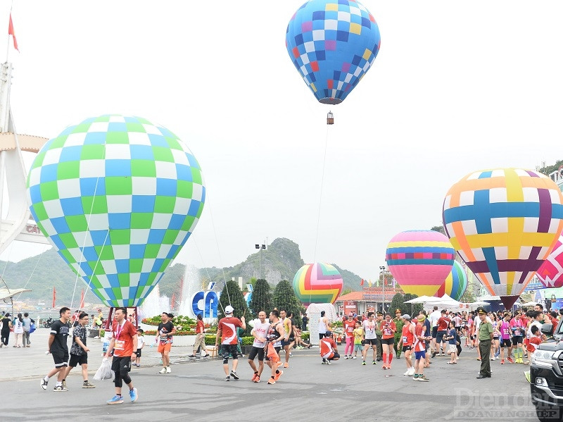 Giải chạy marathon đã thu hút rất đông các vận động viên, du khách đến với Cát Bà 