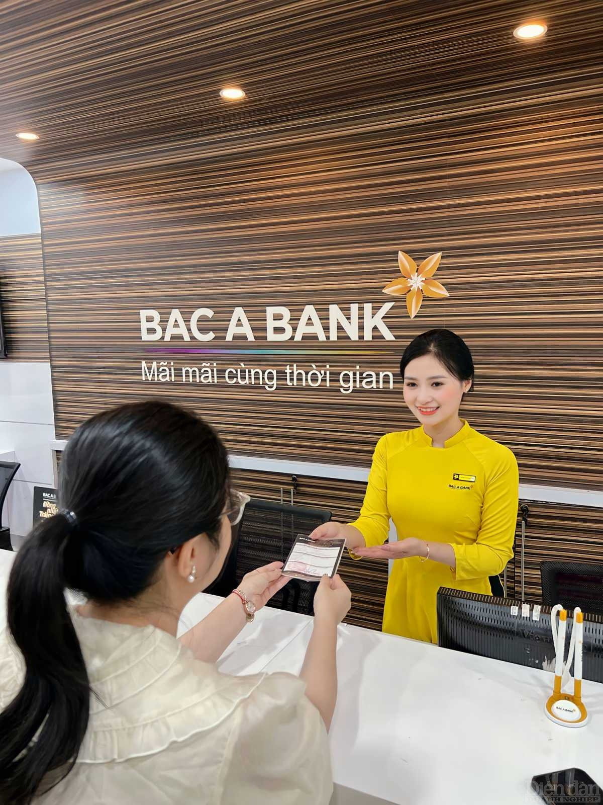 Khách hàng giao dịch tại BAC A BANK