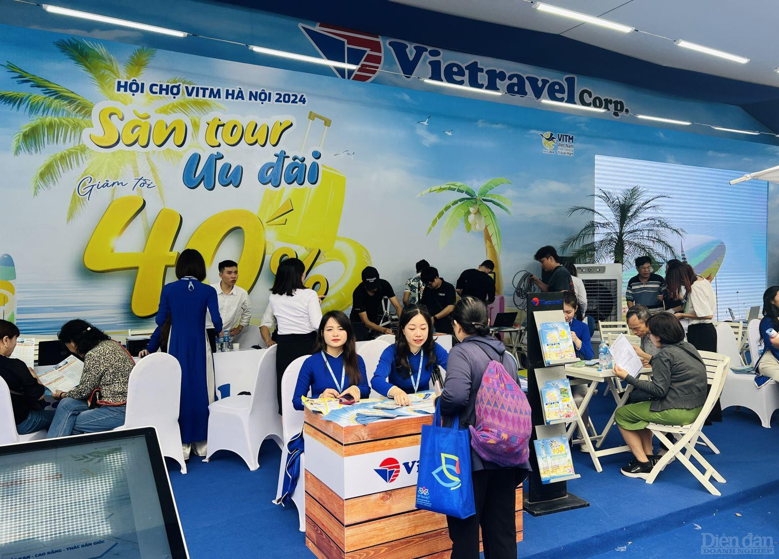 Người dân, du khách tìm hiểu, mua tour khuyến mại tại gian hàng Vietravel