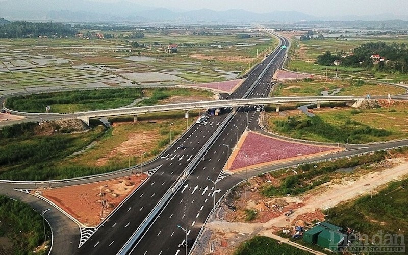 Cao tốc Biên Hòa - Vũng Tàu giai đoạn 1 dài 53,7 km, có tổng mức đầu tư 17.837 tỷ đồng. Dự án được chia thành 3 dự án thành phần