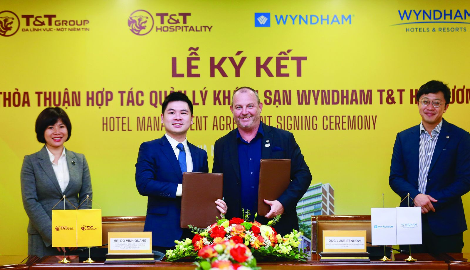  Đại diện lãnh đạo Tập đoàn T&T Group và Wyndham Hotels & Resorts Asia Pacific trao thỏa thuận hợp tác.