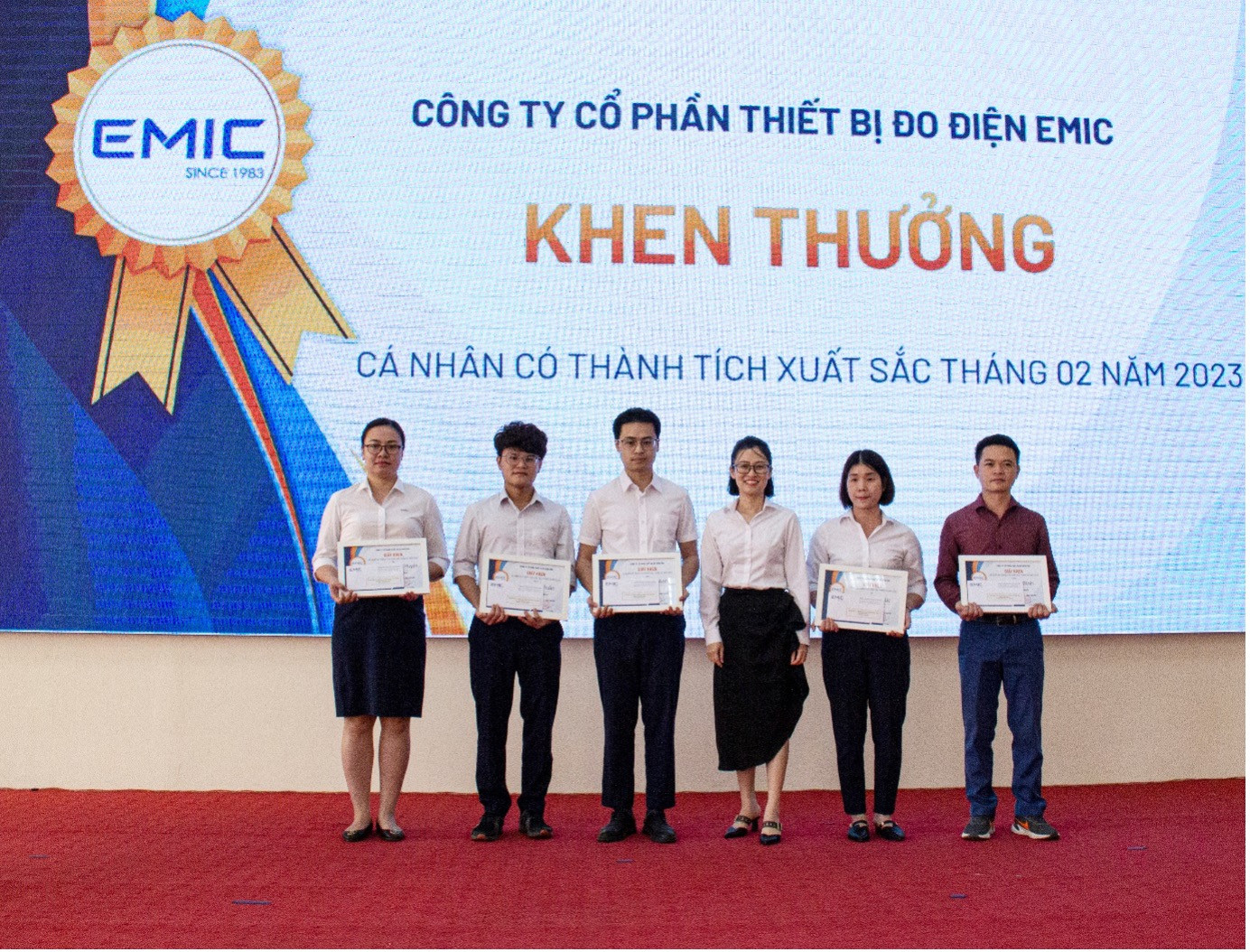 Khen thưởng cá nhân có thành tích xuất sắc hằng tháng đã trở thành nét văn hóa tiêu biểu tại EMIC.