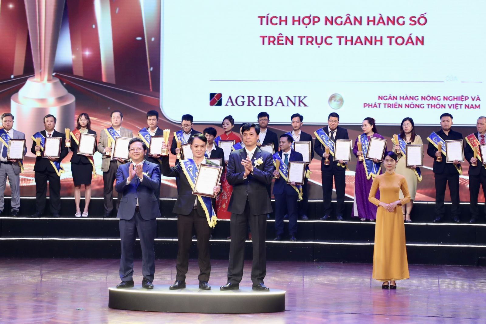 Đại diện Agribank nhận giải Tích hợp Ngân hàng số trên trục thanh toán