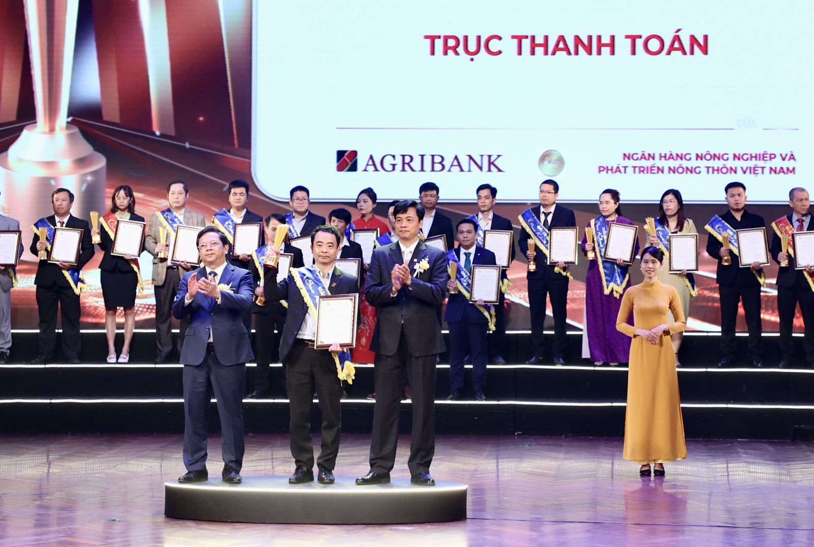 Đại diện Agribank nhận giải Trục thanh toán Agribank