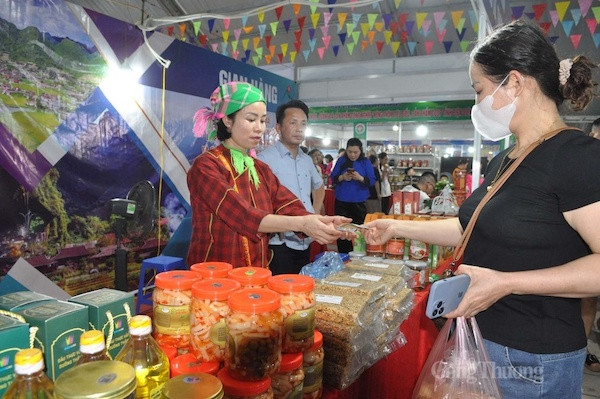 Du khách tham quan mua sắm tại hội chợ