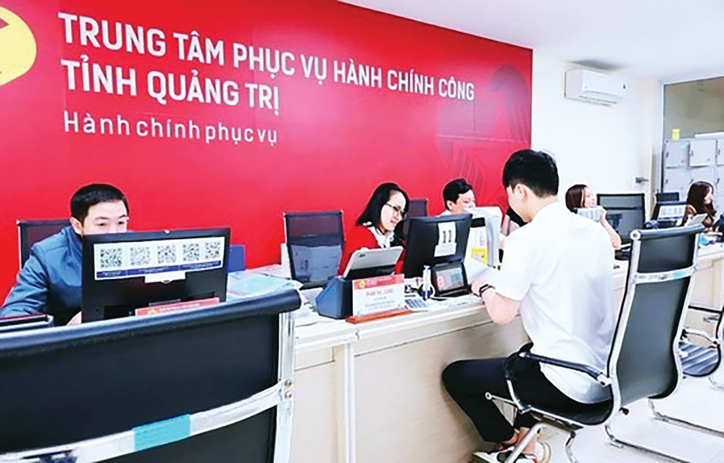  Hoạt động xử lý hồ sơ, thủ tục cho người dân và doanh nghiệp tại Trung tâm phục vụ hành chính công tỉnh Quảng Trị. Ảnh: Lê Minh