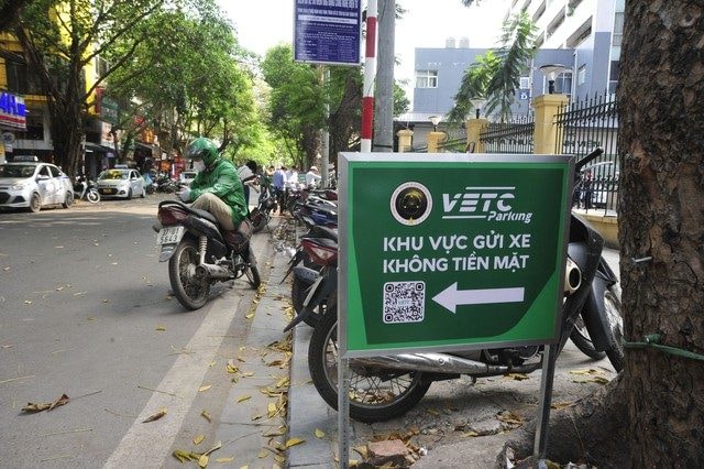 Hà Nội trông xe không dùng tiền mặt: Tiền công sẽ không vào túi tư