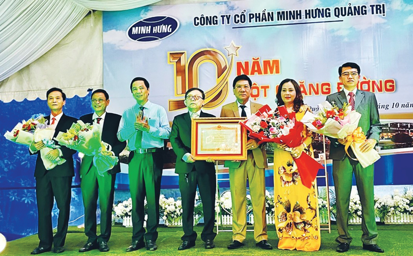 p/Công ty CP Minh Hưng đón nhận Bằng khen của Thủ tướng Chính phủ nhân dịp kỷ niệm 10 năm thành lập công ty.