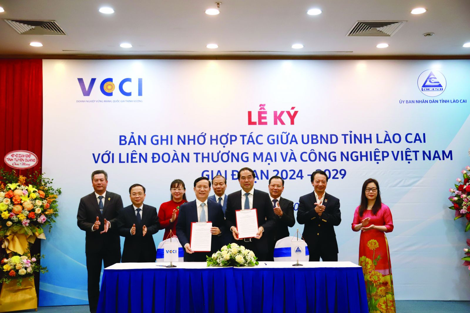  Chủ tịch VCCI và Chủ tịch UBND tỉnh Lào Cai cùng các đại diện hai đơn vị chứng kiến ký kết và trao biên bản ghi nhớ hợp tác.