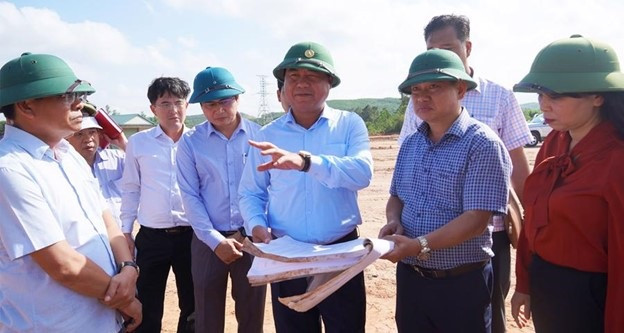 Tháng 3 năm 2024, Chủ tịch UBND tỉnh Quảng Trị Võ Văn Hưng kiểm tra công tác thi công khu tái định cư tại H Cam Lộ 