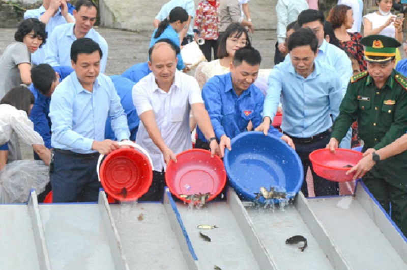 Đại diện lãnh đạo một số sở, ngành và người dân tham gia thả phóng sinh góp phần tái tạo nguồn lợi thủy sản (Ảnh: Báo Nam Định)