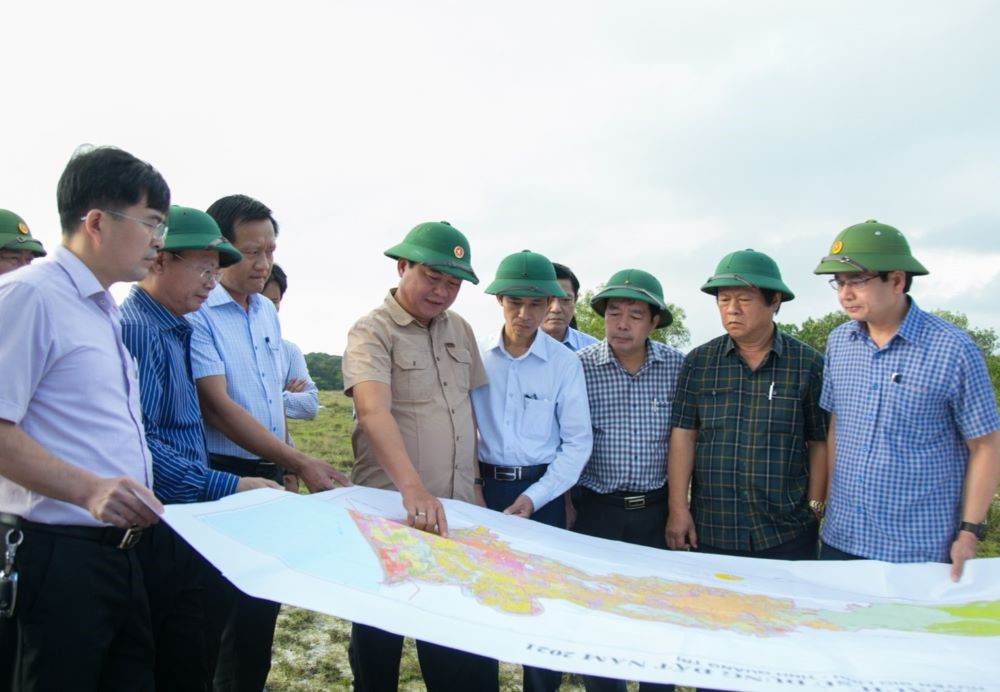 Lãnh đạo tỉnh Quảng Trị kiểm tra công tác giải phóng mặt bằng để thực hiện dự án Sân bay Quảng Trị