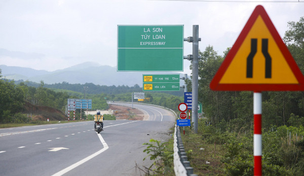 đoạn La Sơn - Hòa Liên (Thừa Thiên Huế, Đà Nẵng) dài 66 km, đang khai thác quy mô 2 làn xe. Theo phương án nâng cấp thì tuyến này lên 4 làn xe hoàn chỉnh cần khoảng 3.011 tỷ đồng, đã được cấp có thẩm quyền bố trí vốn từ nguồn tăng thu ngân sách TƯ năm 2022. Dự án sẽ được khởi công trong năm 2024, dự kiến hoàn thành năm 2025.