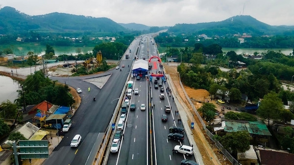 đoạn Cam Lộ - La Sơn (Quảng Trị, Thừa Thiên Huế) dài 98 km đang khai thác quy mô 2 làn xe sẽ mở rộng lên 4 làn xe có tổng vốn đầu tư khoảng 7.000 tỷ đồng. Bộ Giao thông - Vận tải đề xuất bố trí vốn từ nguồn tăng thu ngân sách TƯ năm 2023.