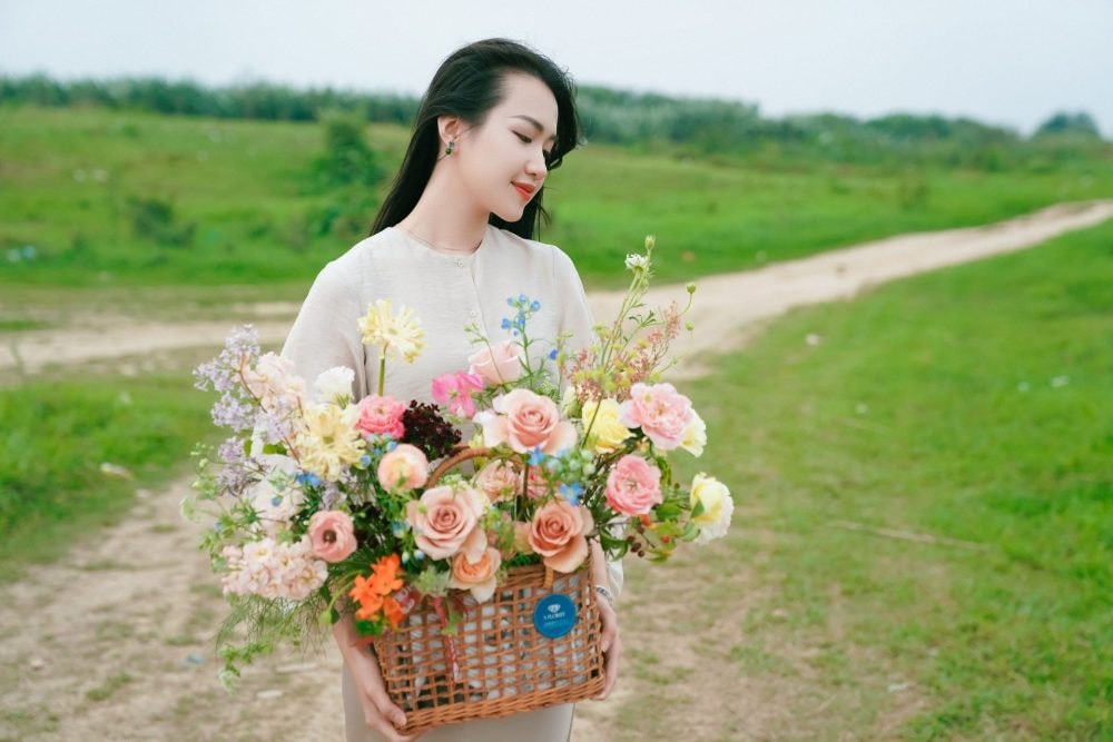 Bộ ảnh rực rỡ sắc màu của họa sĩ trẻ Phan Anh Thư trong không gian thiên nhiên giữa Thủ đô