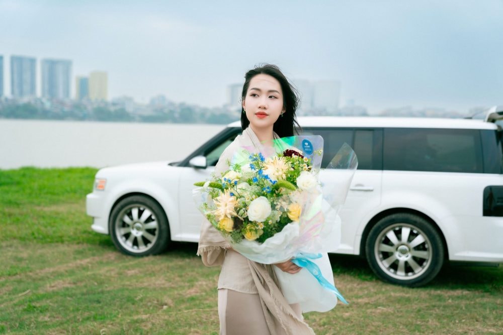 Bộ ảnh rực rỡ sắc màu của họa sĩ trẻ Phan Anh Thư trong không gian thiên nhiên giữa Thủ đô